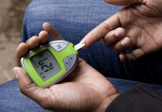 Glucose monitoring device for managing diabetes at home